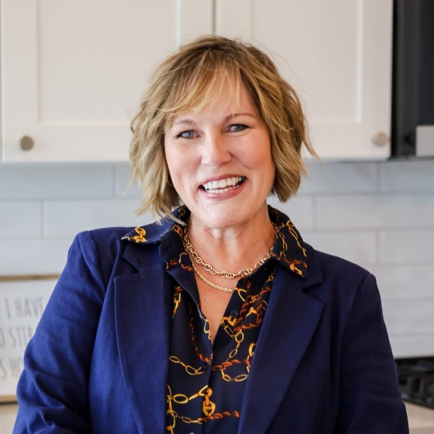 Lara McHenry Agent Photo